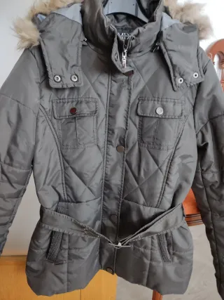 Plumón gris con capucha y cinturón