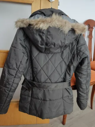 Plumón gris con capucha y cinturón