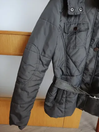 Plumón gris con capucha y cinturón