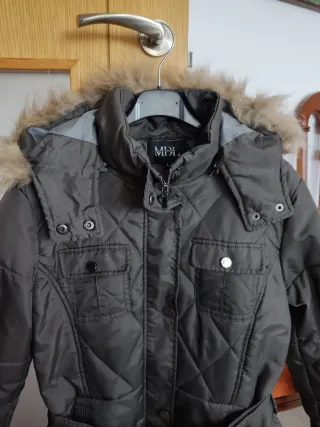 Plumón gris con capucha y cinturón