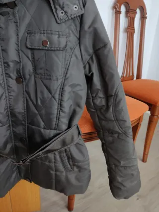 Plumón gris con capucha y cinturón