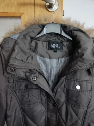 Plumón gris con capucha y cinturón