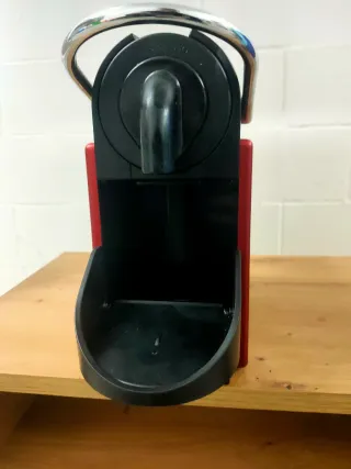 Cafetera Nespresso DeLonghi Roja