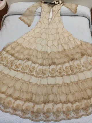 Vestido de fiesta beige y dorado (Monse Arias )
