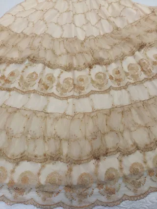 Vestido de fiesta beige y dorado (Monse Arias )