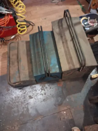 Cajas de herramientas metálicas vacías