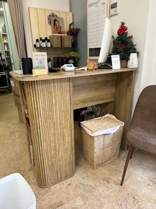 Mostrador de recepción de madera