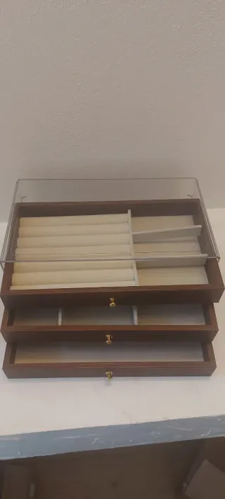 Portagioie in legno con coperchio trasparente