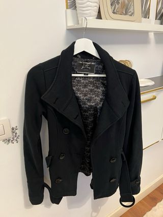 Abrigo corto Stradivarius negro Talla S