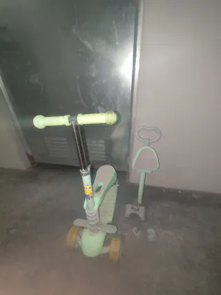 Patinete infantil con luces y accesorios