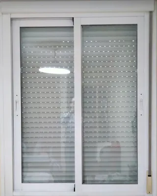Ventana aluminio con persiana