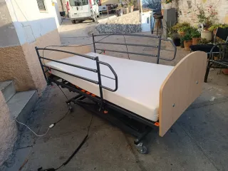 Cama articulada hospitalaria