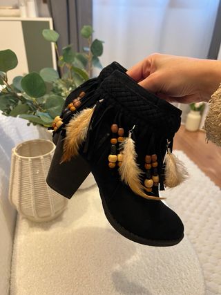 Botines negros con flecos y plumas talla 37