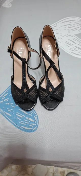 Zapatos de tacón negros con pedrería