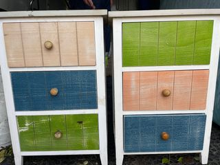 Mesitas de noche de madera de colores