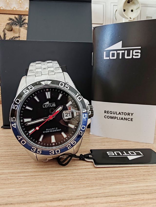Reloj Lotus Negro y Plateado