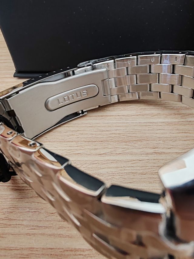 Reloj Lotus Negro y Plateado