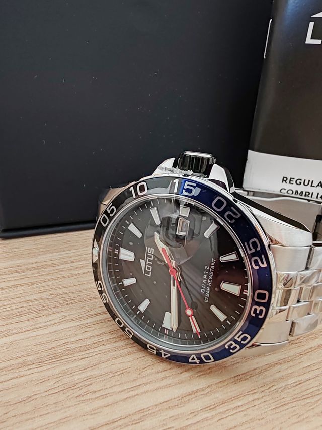 Reloj Lotus Negro y Plateado