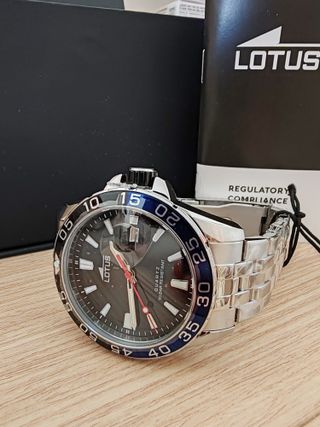 Reloj Lotus Negro y Plateado