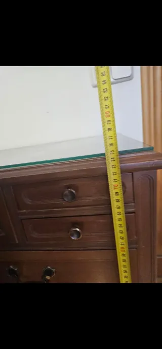 Armario, cómoda y espejo de madera