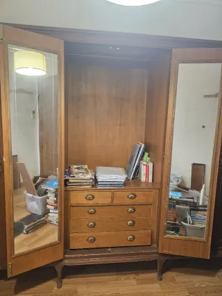 Armario, cómoda y espejo de madera