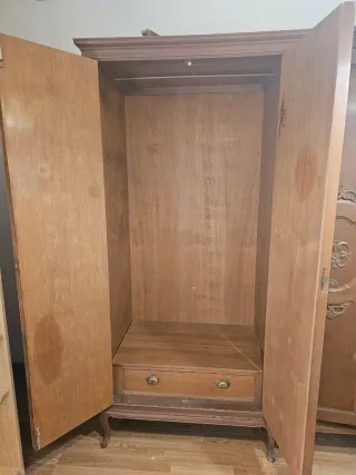 Armario, cómoda y espejo de madera