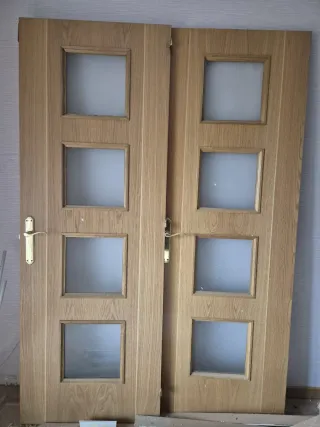 Puertas madera maciza interior y salón