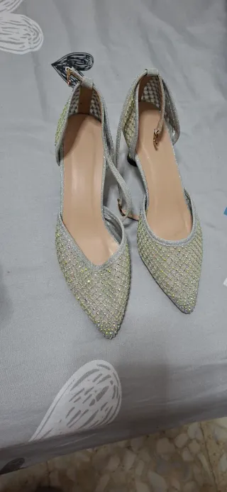 Zapatos plateados con pedrería