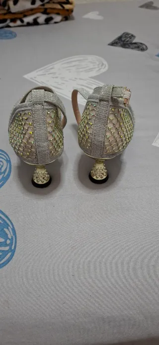 Zapatos plateados con pedrería