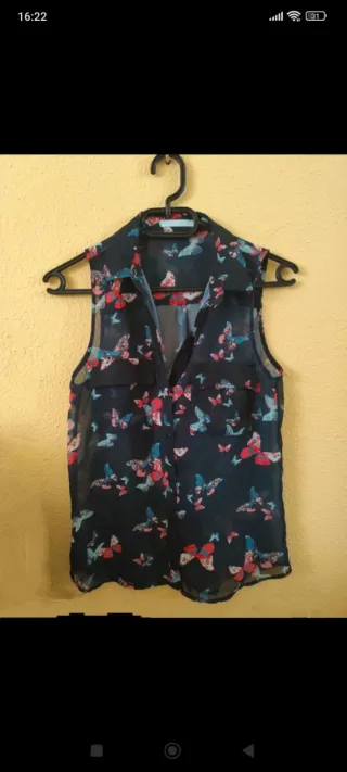 Camisa transparente con estampado de mariposas