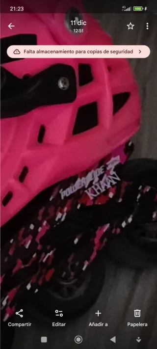 Patines en línea rosas y equipo de protección