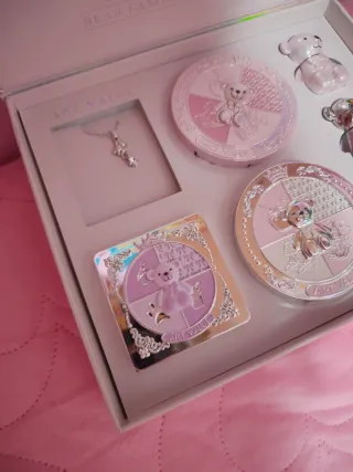 Set de maquillaje Art Value y collar