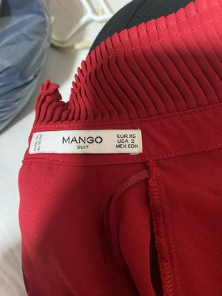 Blusa roja con cuello plisado