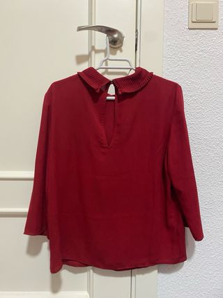Blusa roja con cuello plisado