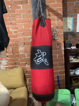 Saco de boxeo rojo con soporte