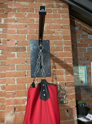 Saco de boxeo rojo con soporte