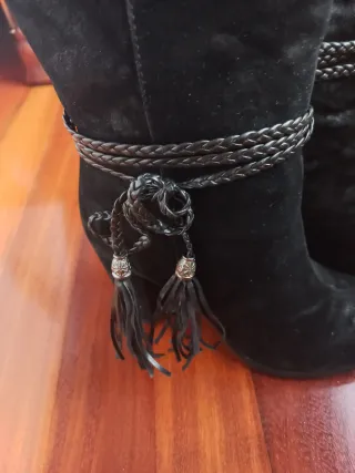 Botines negros de ante con trenza