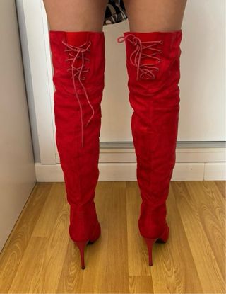 Botas altas de tacón rojas