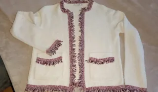 Chaqueta blanco roto con hilo de oro y flecos