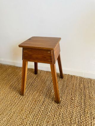 Taburete antiguo de madera restaurado