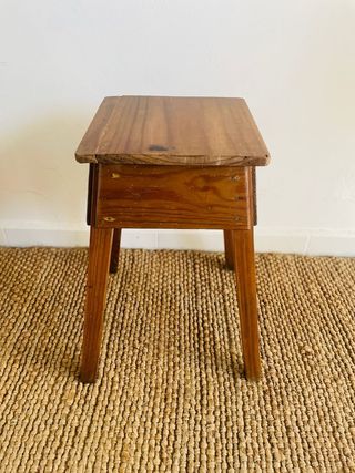 Taburete antiguo de madera restaurado