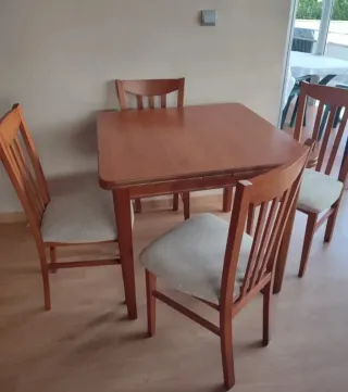 Mesa de comedor y 4 sillas de madera.