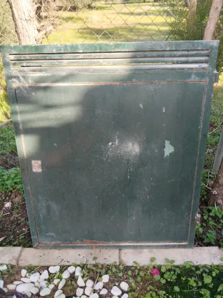 Puerta de hierro verde