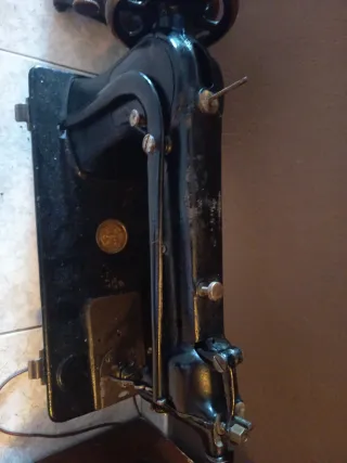 Máquina de coser antigua negra las dos