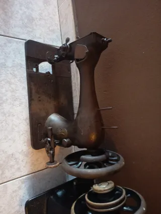 Máquina de coser antigua negra las dos