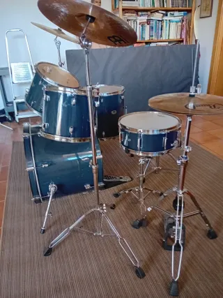 Batería acustica Pearl Forum Series.