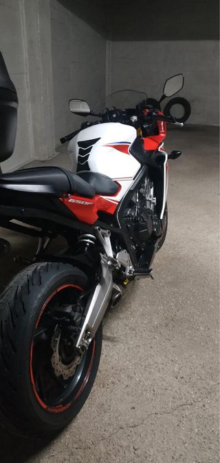 Moto Honda CBR Blanca y Roja