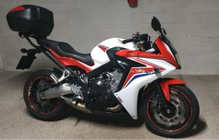 Moto Honda CBR Blanca y Roja