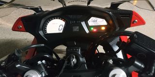 Moto Honda CBR Blanca y Roja