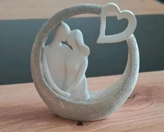 Statuetta coppia abbracciata con cuore